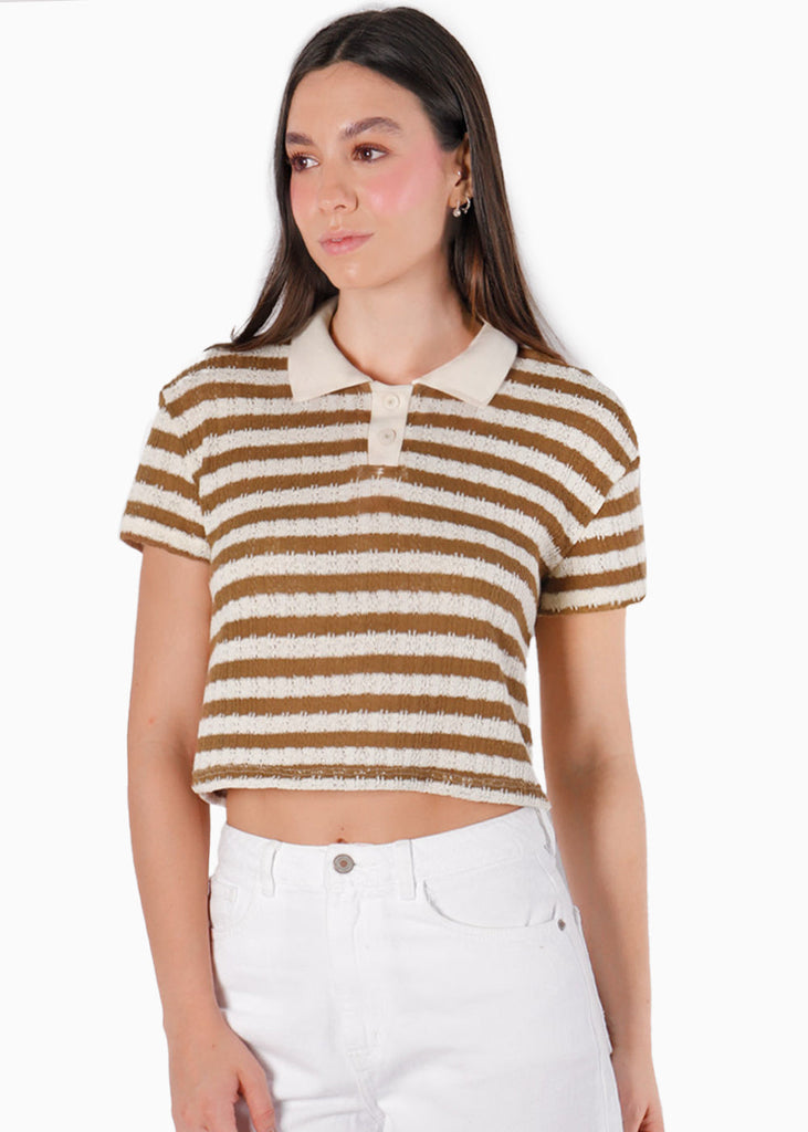 Camiseta tipo polo cropped con perilla cuello en contraste y bordado - TEGUCIGALPA