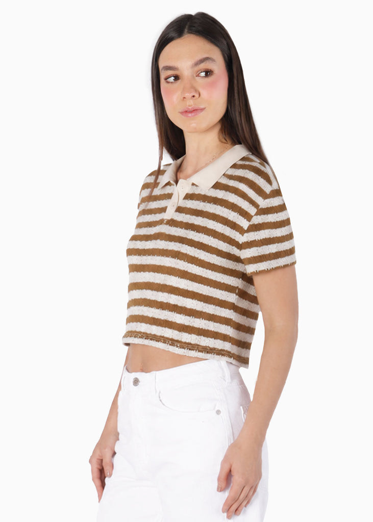 Camiseta tipo polo cropped con perilla cuello en contraste y bordado - TEGUCIGALPA