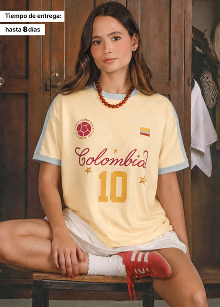 Camiseta oversize color amarillo con contraste azul en cuello, puños y hombros - COLOMBIA