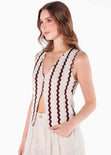 Chaleco con cuello en V y broches en escote en tela tejida de color vinotinto - CEREZA