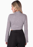 Crop top con cuello alto manga larga color gris para mujer - Flashy