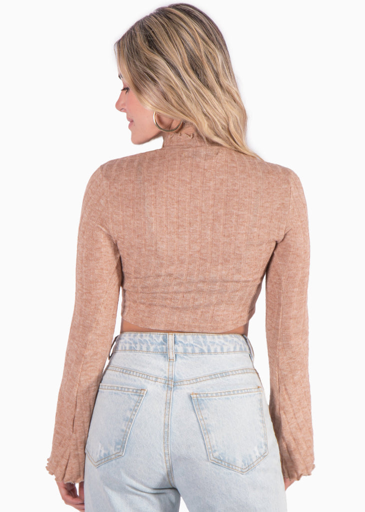 Crop top con cuello alto manga larga color beige para mujer - Flashy