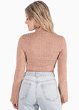 Crop top con cuello alto manga larga color beige para mujer - Flashy