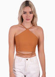 Crop top con cuello alto y anudados color camel para mujer - Flashy