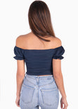 Crop top con escote campesino y recogidos color azul para mujer - Flashy