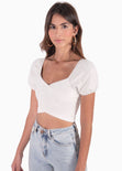 Crop top con escote cruzado y mangas embombadas color beige para mujer - Flashy