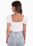 Crop top con escote cruzado y mangas embombadas color beige para mujer - Flashy