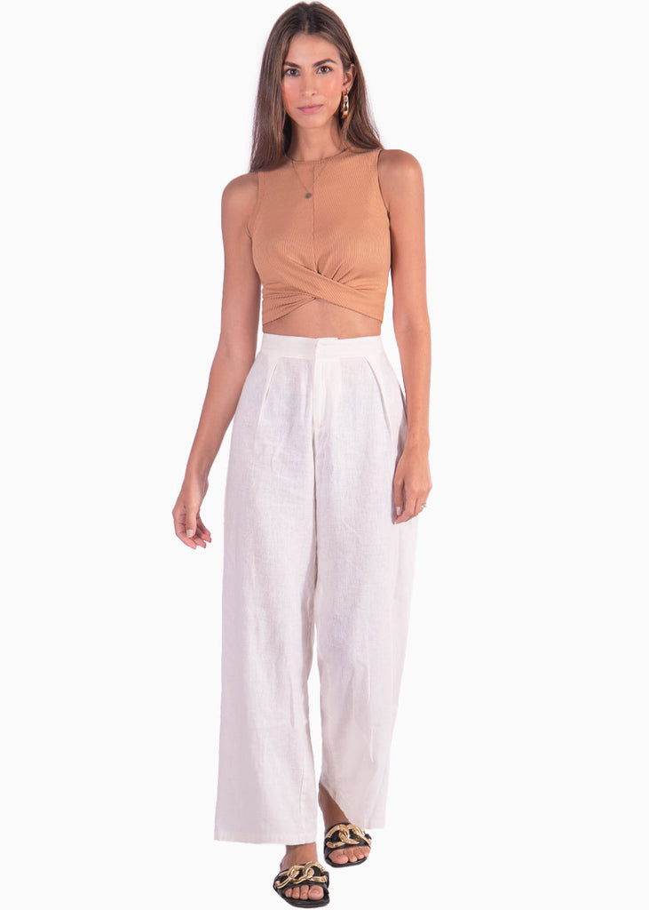 Crop top cuello alto con entorchado en frente color café, camel para mujer - Flashy