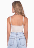 Crop top de tiras con escote y frente cruzado color beige para mujer - Flashy
