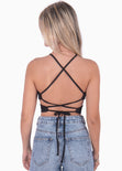 Crop top halter de tiras con aberturas en costados color negro para mujer - Flashy