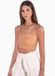 Crop top tipo cuero de tiras con escote cuadrado color camel, café para mujer - Flashy