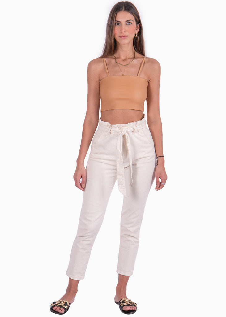 Crop top tipo cuero de tiras con escote cuadrado color camel, café para mujer - Flashy