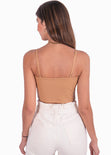 Crop top tipo cuero de tiras con escote cuadrado color camel, café para mujer - Flashy