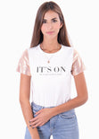 Camiseta estampada "It's on" para mujer - Flashy