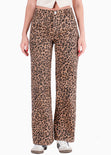 Jean recto tiro medio de animal print color café para mujer - Flashy