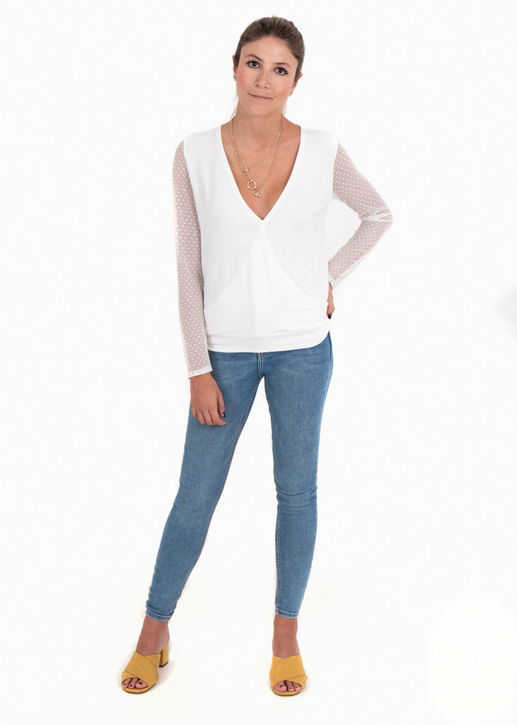 Blusa cruzada con detalle de malla en mangas para mujer flashy