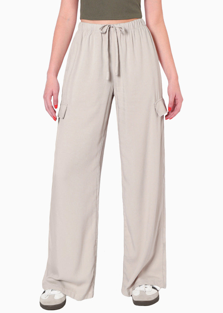 Pantalón ancho con bolsillos cargo, elástico en cintura y anudado color beige para mujer - Flashy