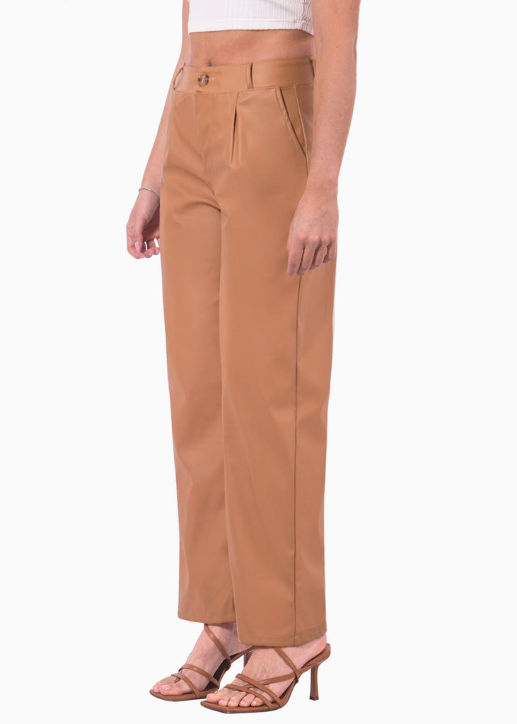 Pantalón recto tipo cuero color café, camel para mujer - Flashy