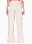 Pantalón recto tipo lino, con bolsillos cargo y abertura en bota color beige para mujer - Flashy