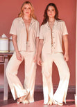 Pantalón recto tipo lino, con bolsillos cargo y abertura en bota color beige para mujer - Flashy