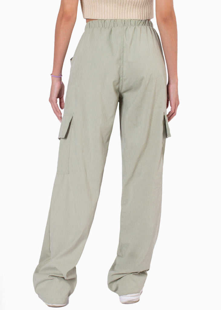 Pantalón tipo cargo con elástico en cintura, anudado y bolsillos laterales color verde para mujer - Flashy