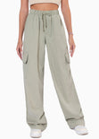 Pantalón tipo cargo con elástico en cintura, anudado y bolsillos laterales color verde para mujer - Flashy