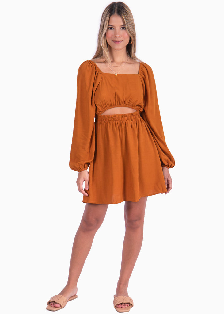 Vestido corto con mangas largas y abertura color café, camel para mujer - Flashy